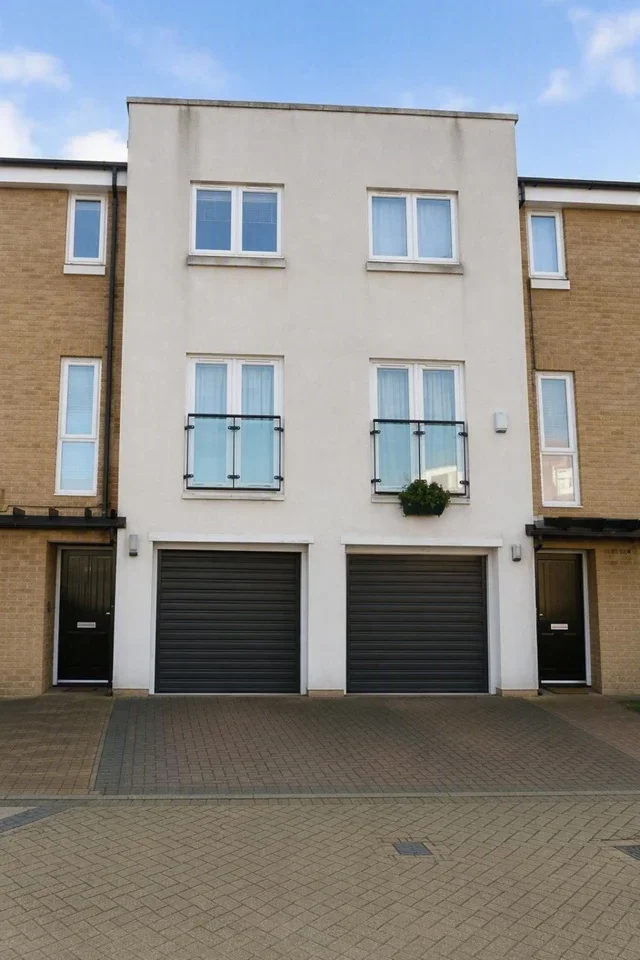 House Burcher Gale Grove in Greater London