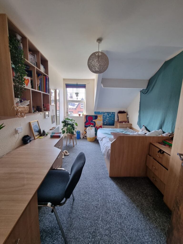 Flat Estcourt Terrace in Leeds
