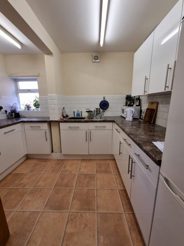 Flat Estcourt Terrace in Leeds