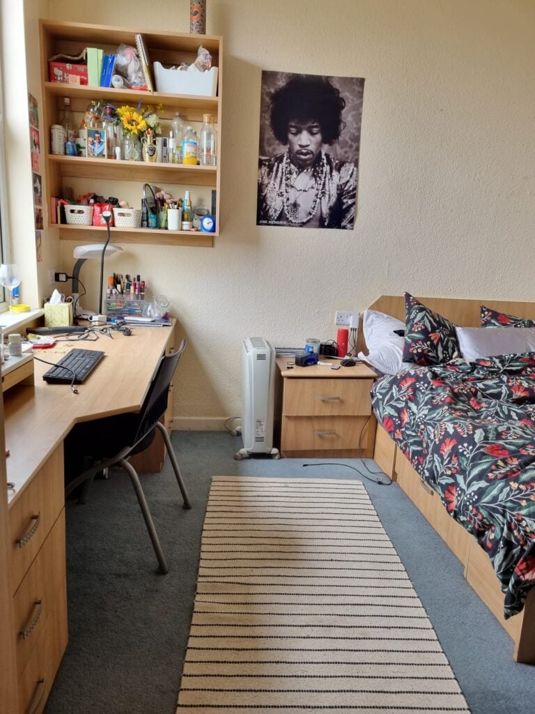 Flat Estcourt Terrace in Leeds