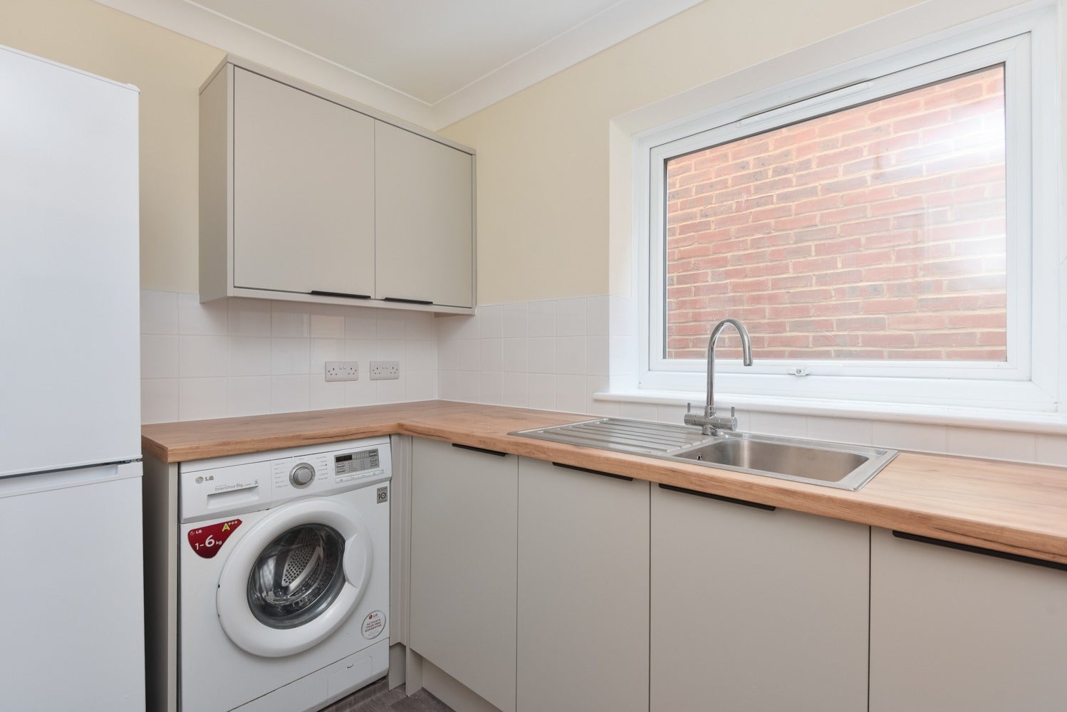 Flat Cossington Road in Canterbury