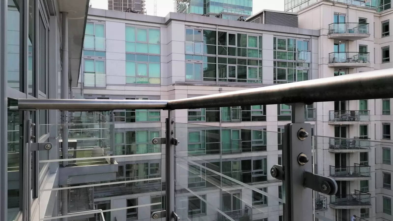 Flat Bondway in Greater London