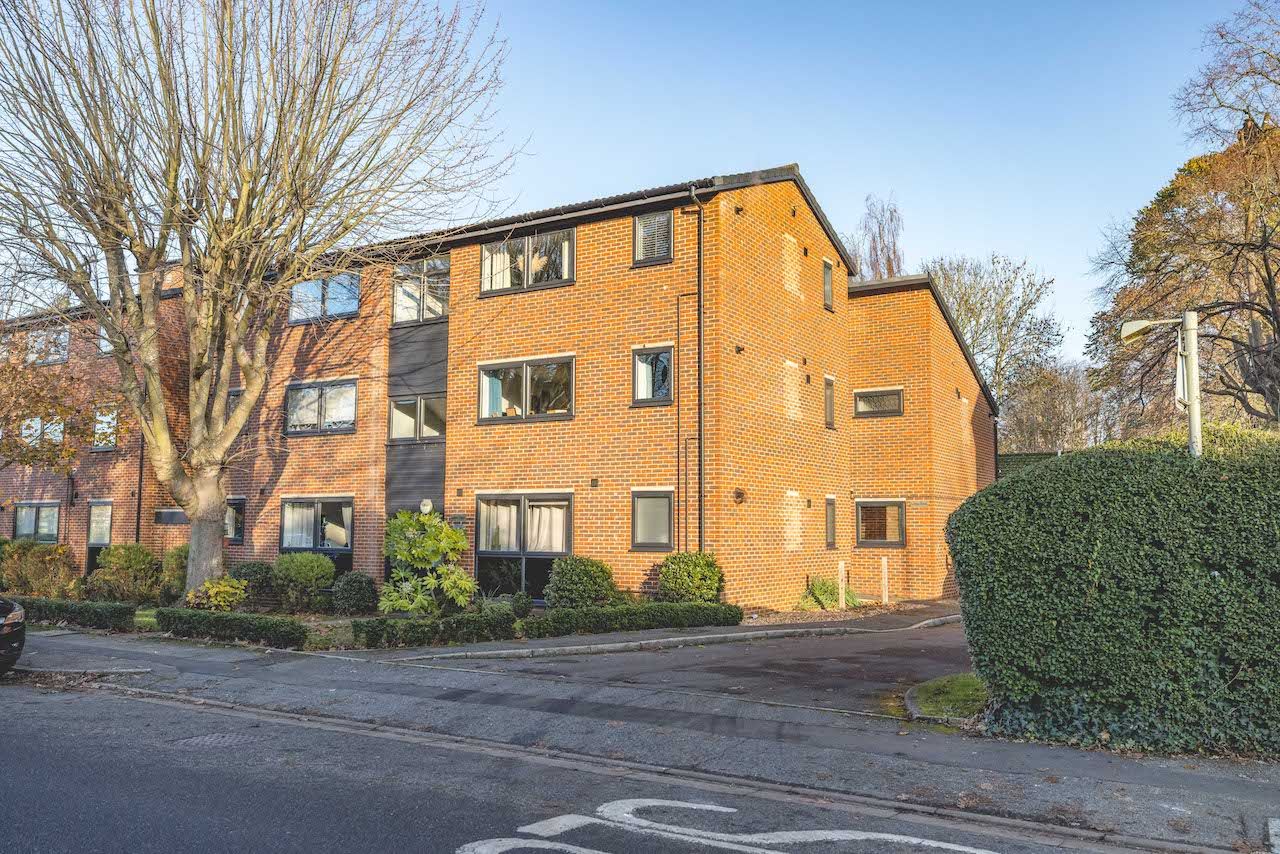 Flat Ray Park Avenue in Maidenhead
