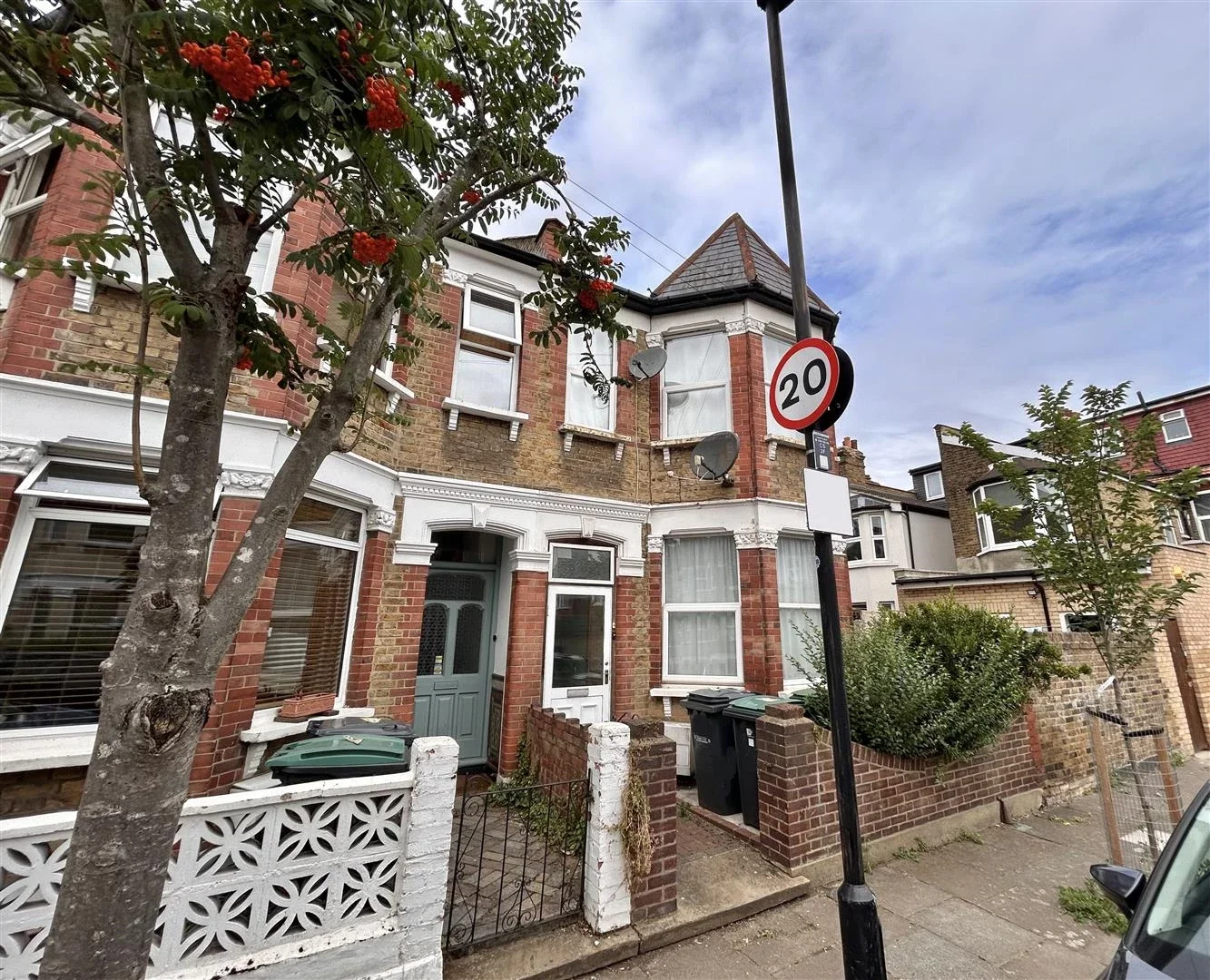 Flat Crossfield Road in Greater London