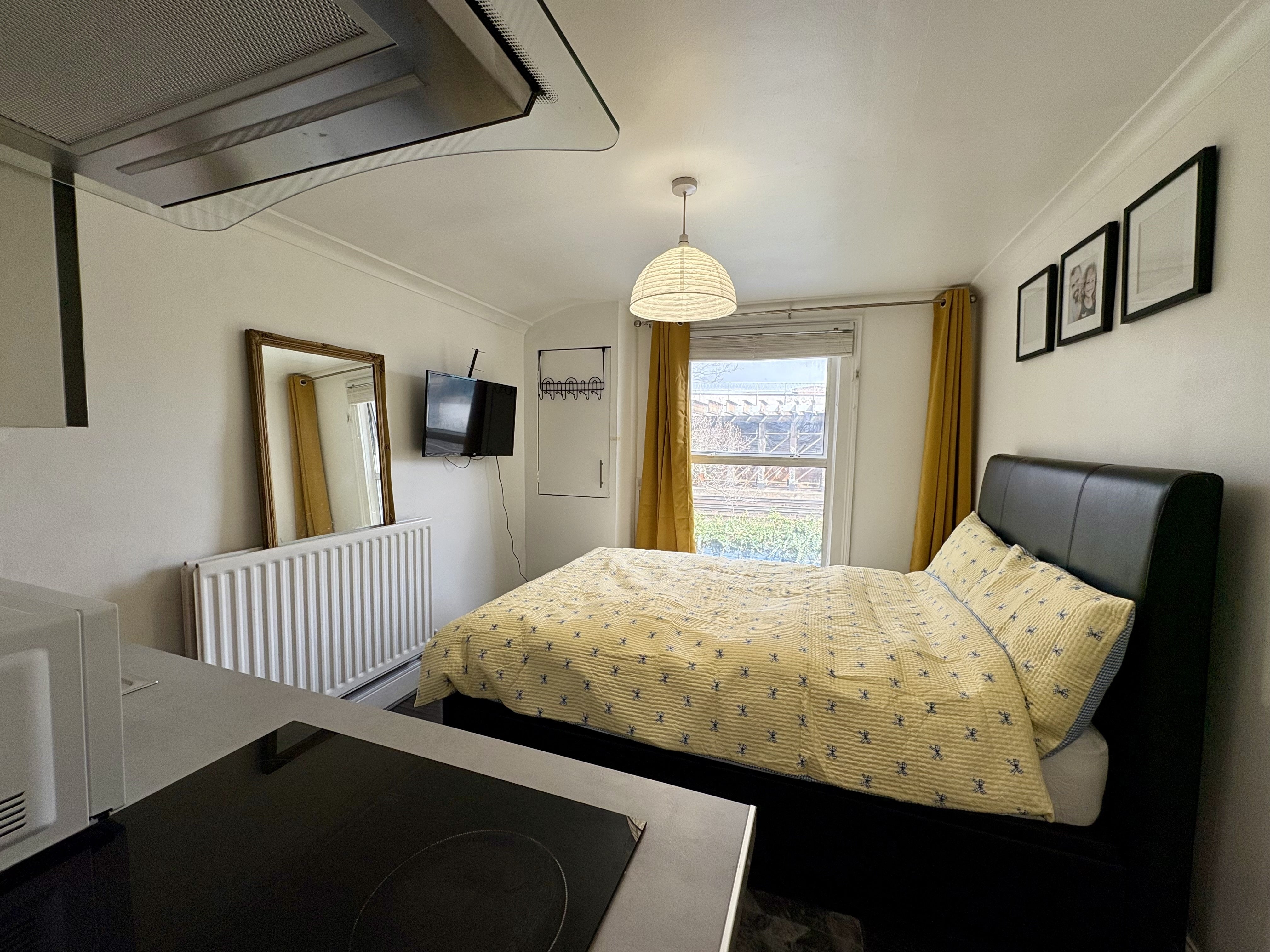Flat Sunninghill Road in Greater London