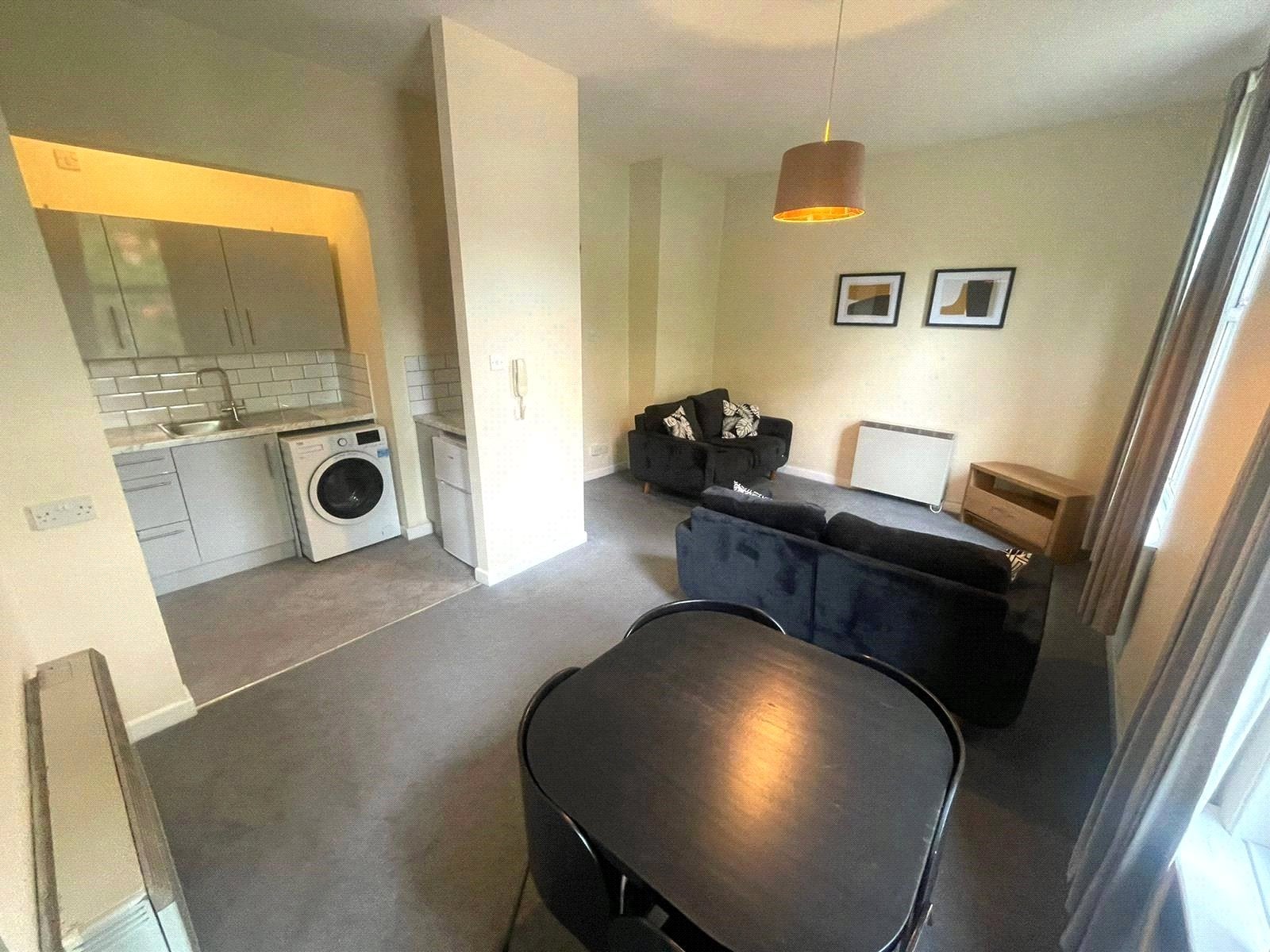 Room Hathersage Road in Manchester