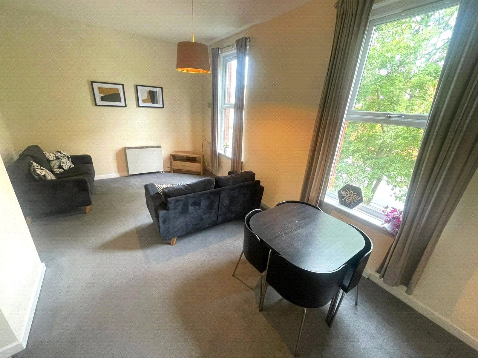 Room Hathersage Road in Manchester
