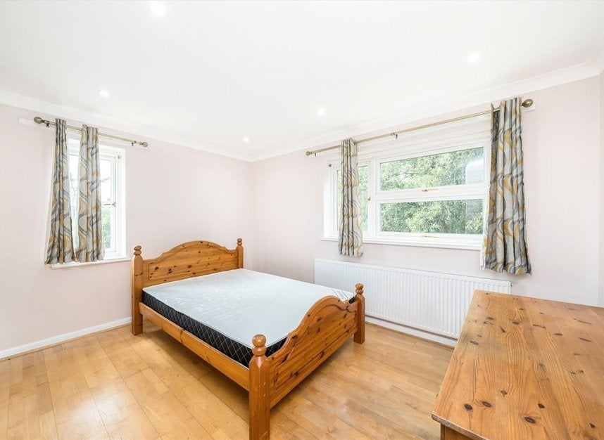 Flat Ridgway in Greater London