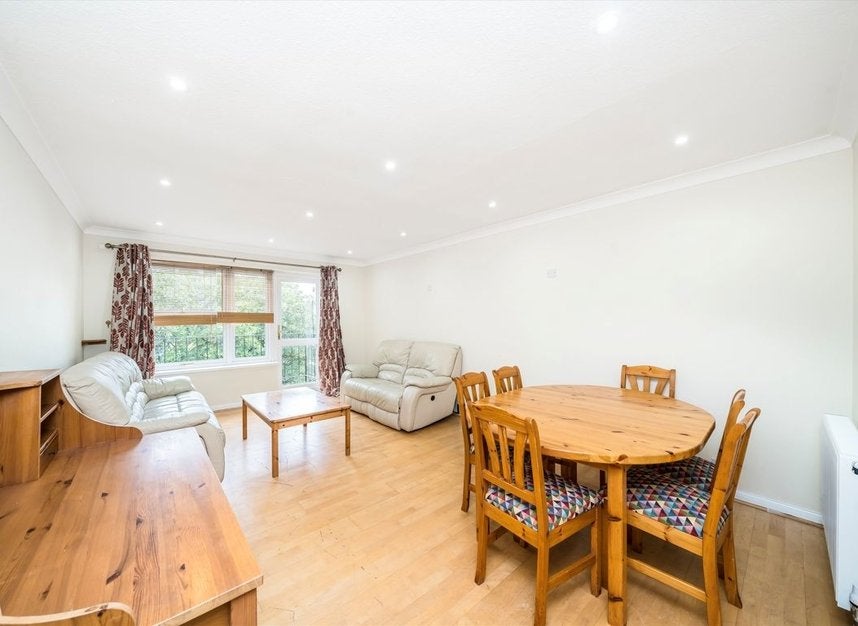 Flat Ridgway in Greater London