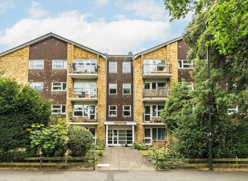 Flat Ridgway in Greater London