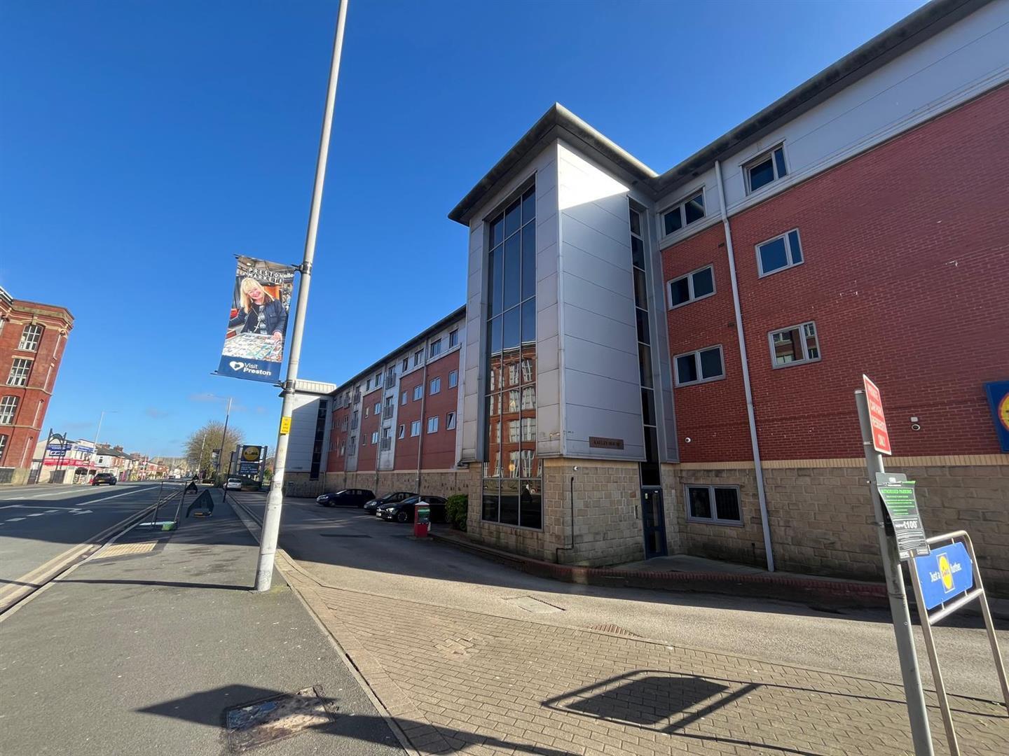 Flat New Hall Lane in Preston