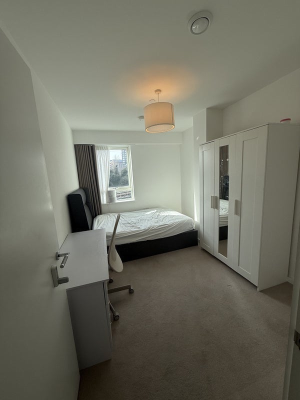 Room Heartwell Avenue in Greater London