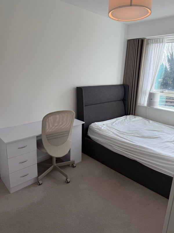 Room Heartwell Avenue in Greater London