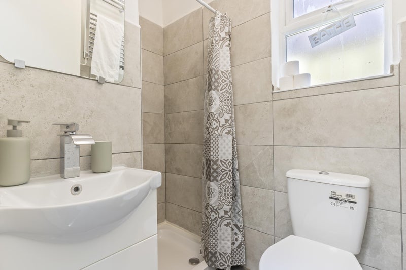 Room Gowan Road in Greater London