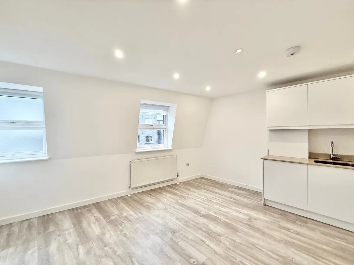 Flat Fortune Green Road in Greater London