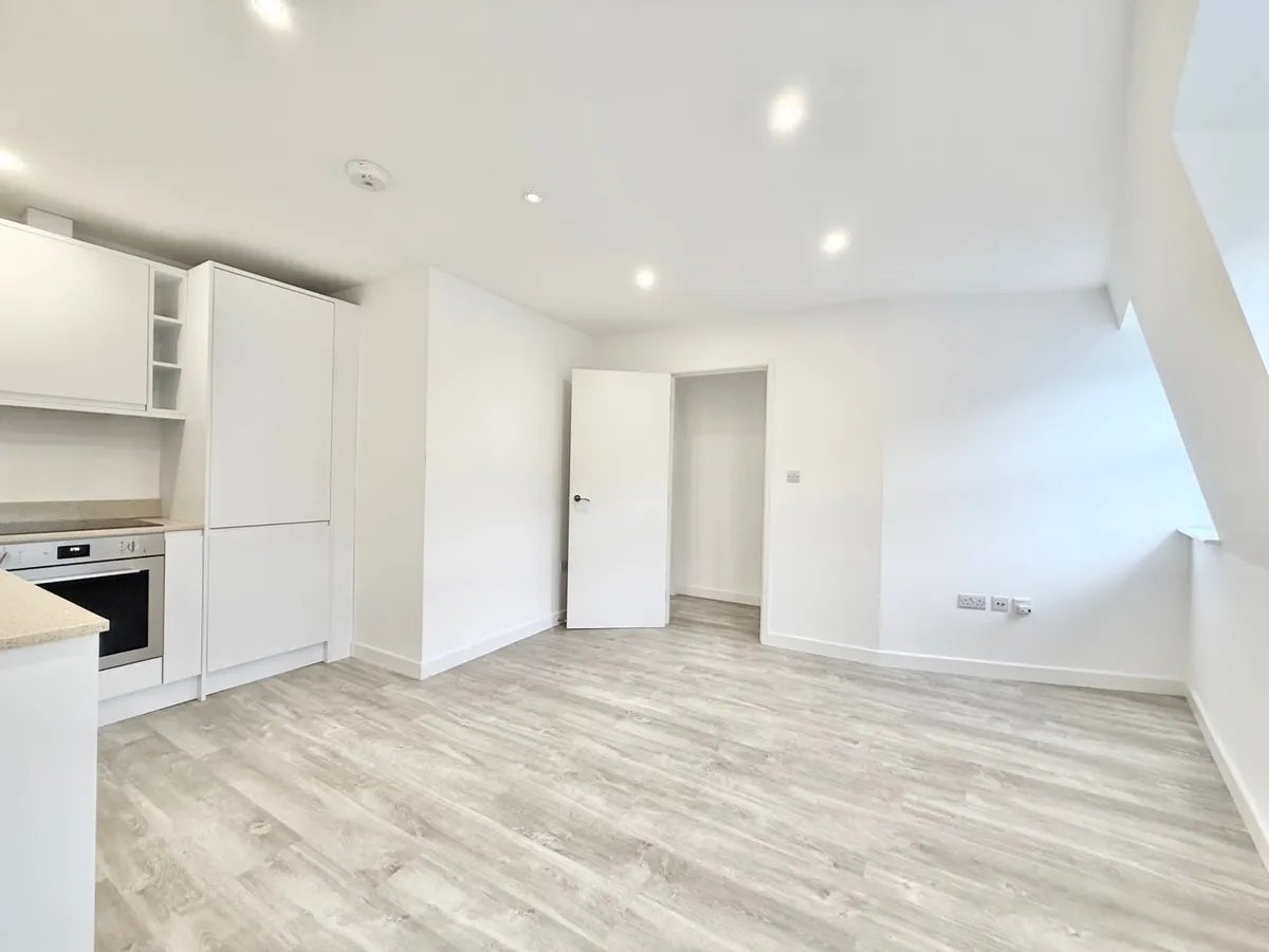 Flat Fortune Green Road in Greater London