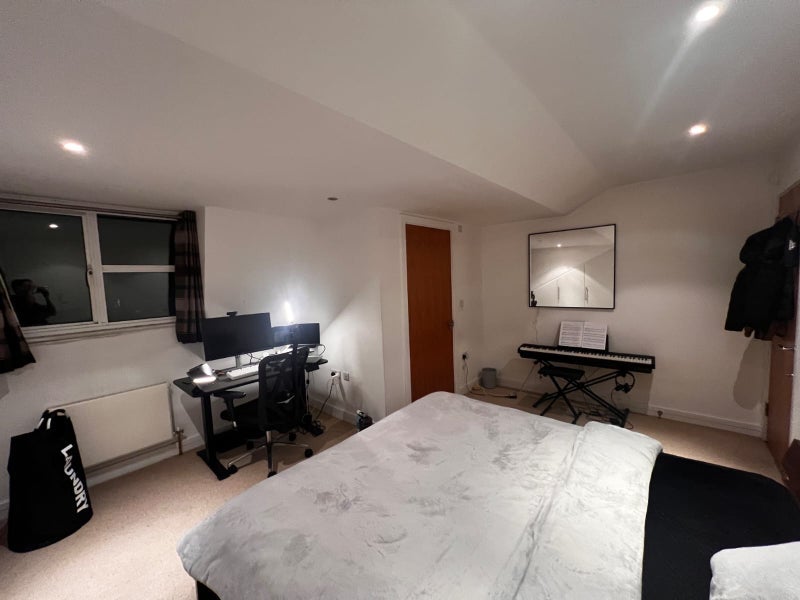 Room Brook Avenue in Greater London