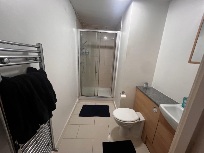 Room Brook Avenue in Greater London