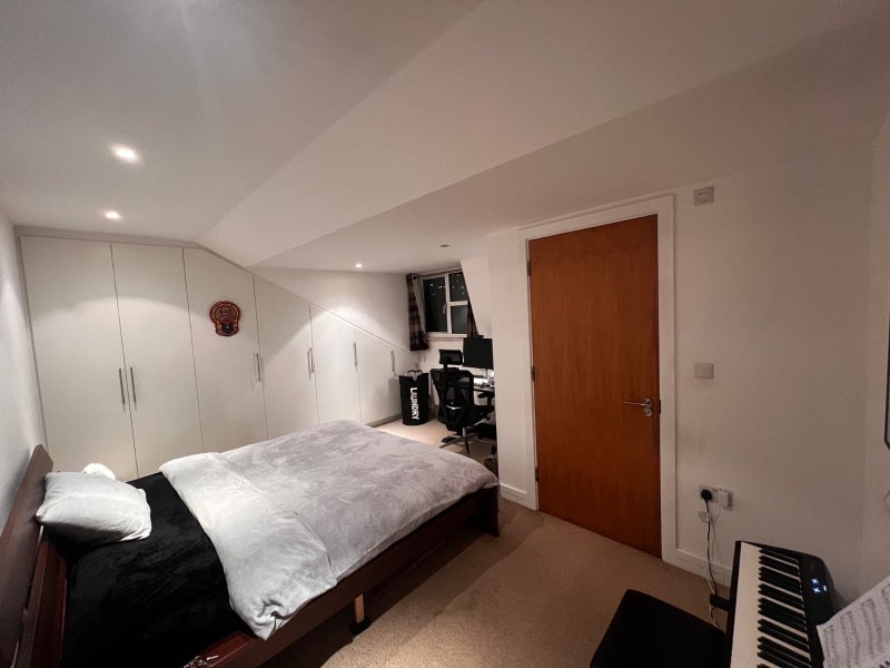 Room Brook Avenue in Greater London
