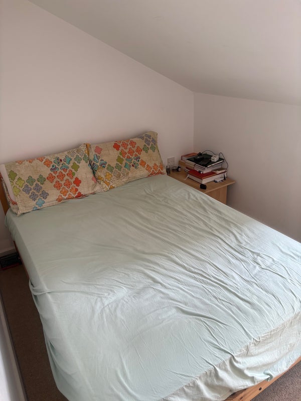 Room Brook Avenue in Greater London