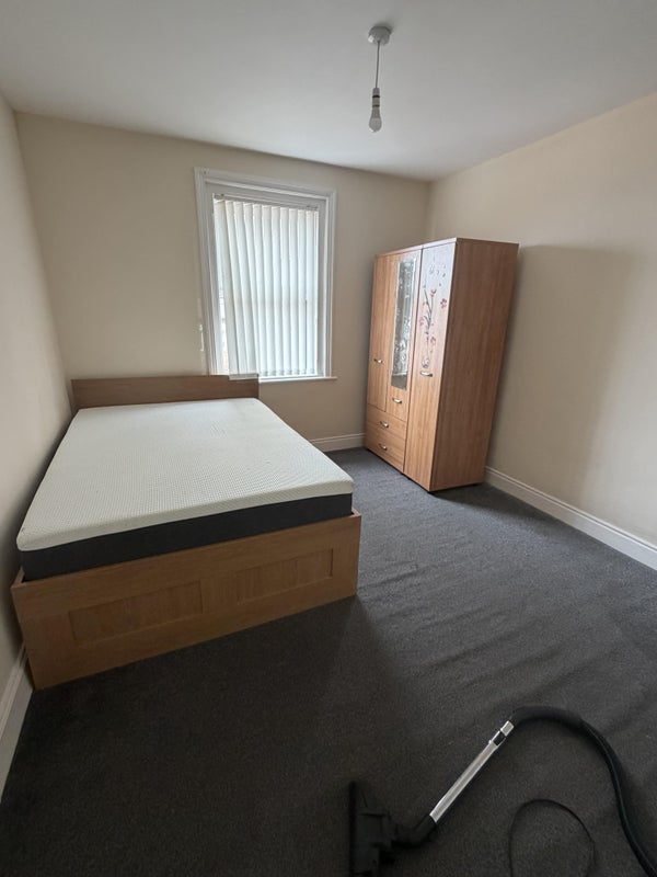 Room Strathmore Crescent in Newcastle upon Tyne