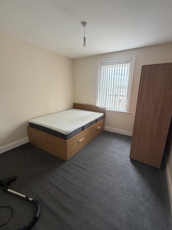 Room Strathmore Crescent in Newcastle upon Tyne