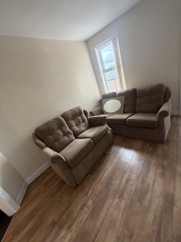 Room Strathmore Crescent in Newcastle upon Tyne