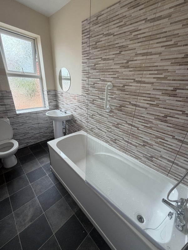 Room Strathmore Crescent in Newcastle upon Tyne