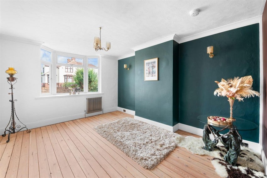 House Palmar Crescent in Greater London