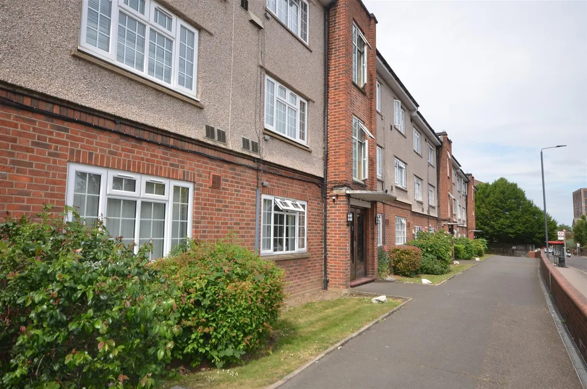 Flat Gayton Road in Greater London