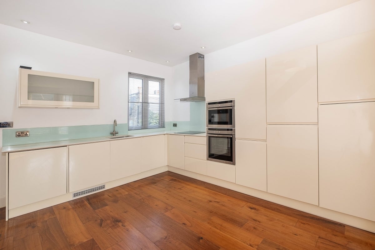 Flat Upper Richmond Road West in Greater London