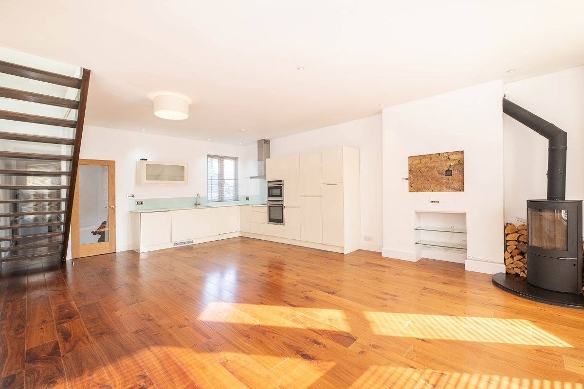Flat Upper Richmond Road West in Greater London