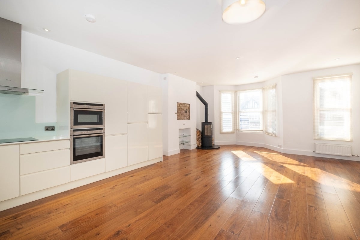 Flat Upper Richmond Road West in Greater London