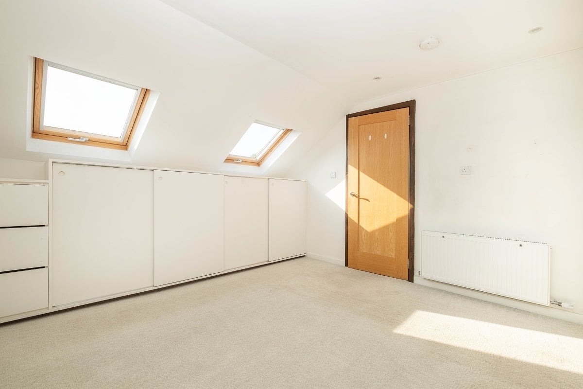 Flat Upper Richmond Road West in Greater London