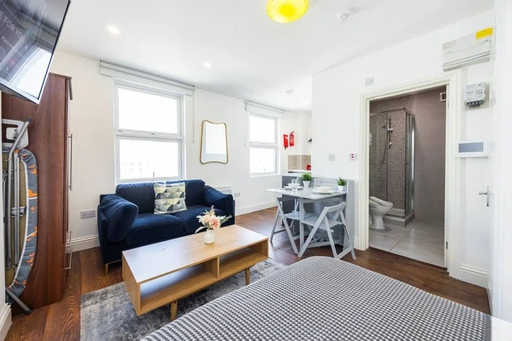 Flat Warwick Road in Greater London
