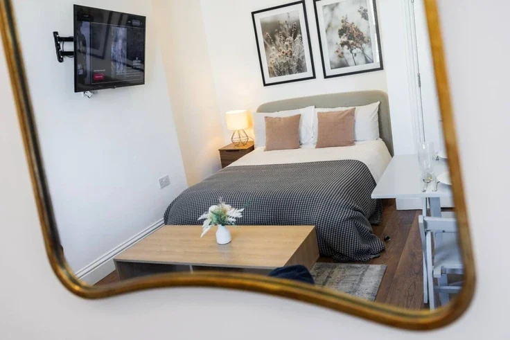 Flat Warwick Road in Greater London