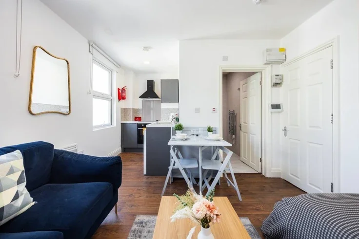 Flat Warwick Road in Greater London