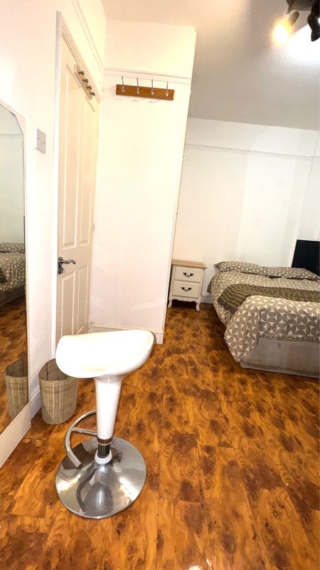 Room Alderney Street in City of Westminster