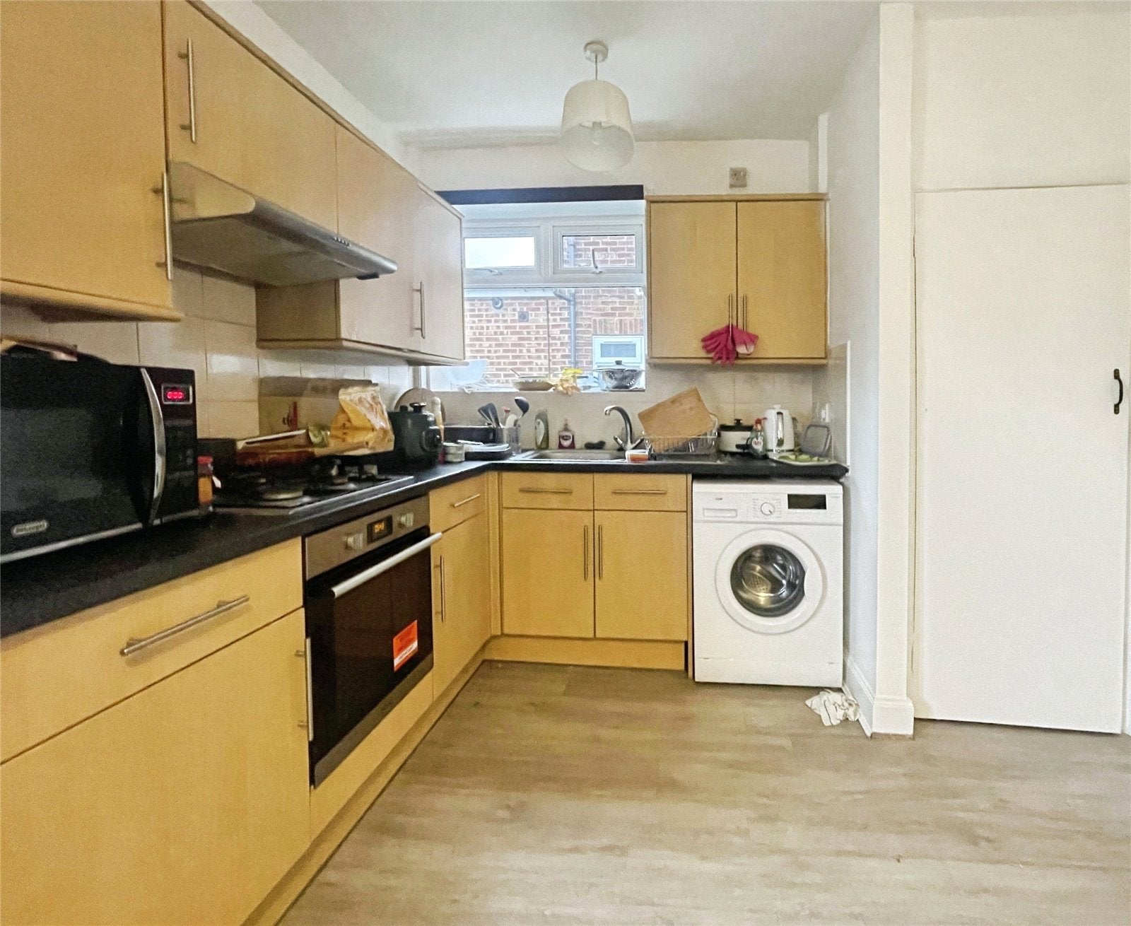 Flat Lynwood Avenue in Borough of Runnymede