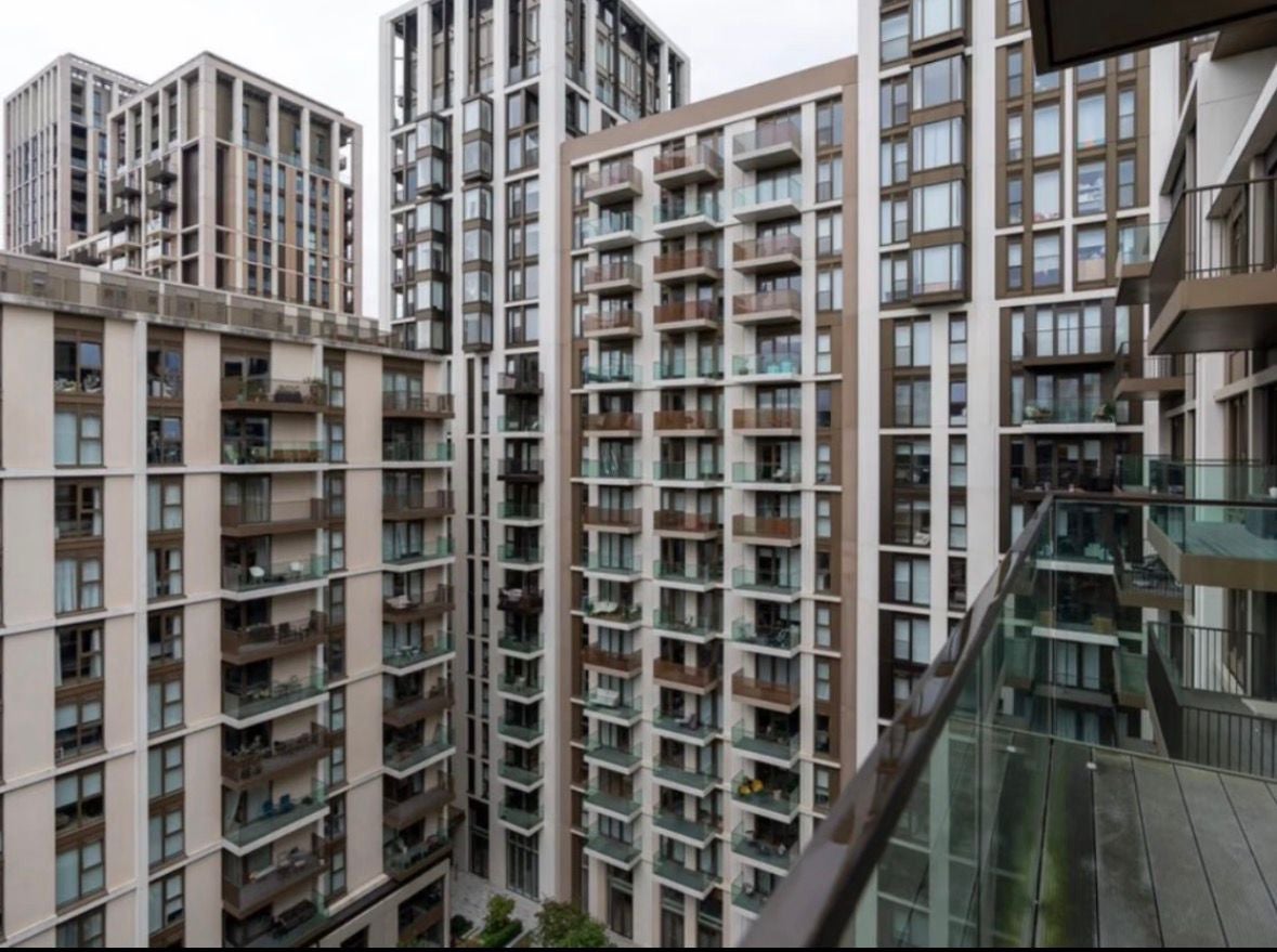 Flat Fountain Park Way in Greater London