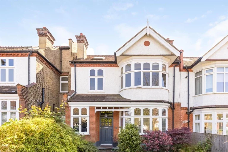 House Chestnut Road in Greater London