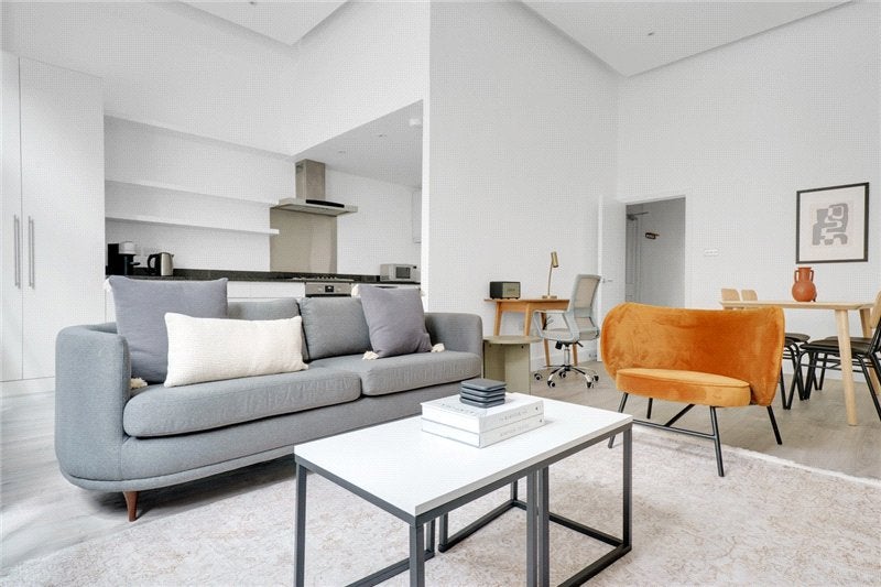 Flat Stanhope Mews West in Greater London