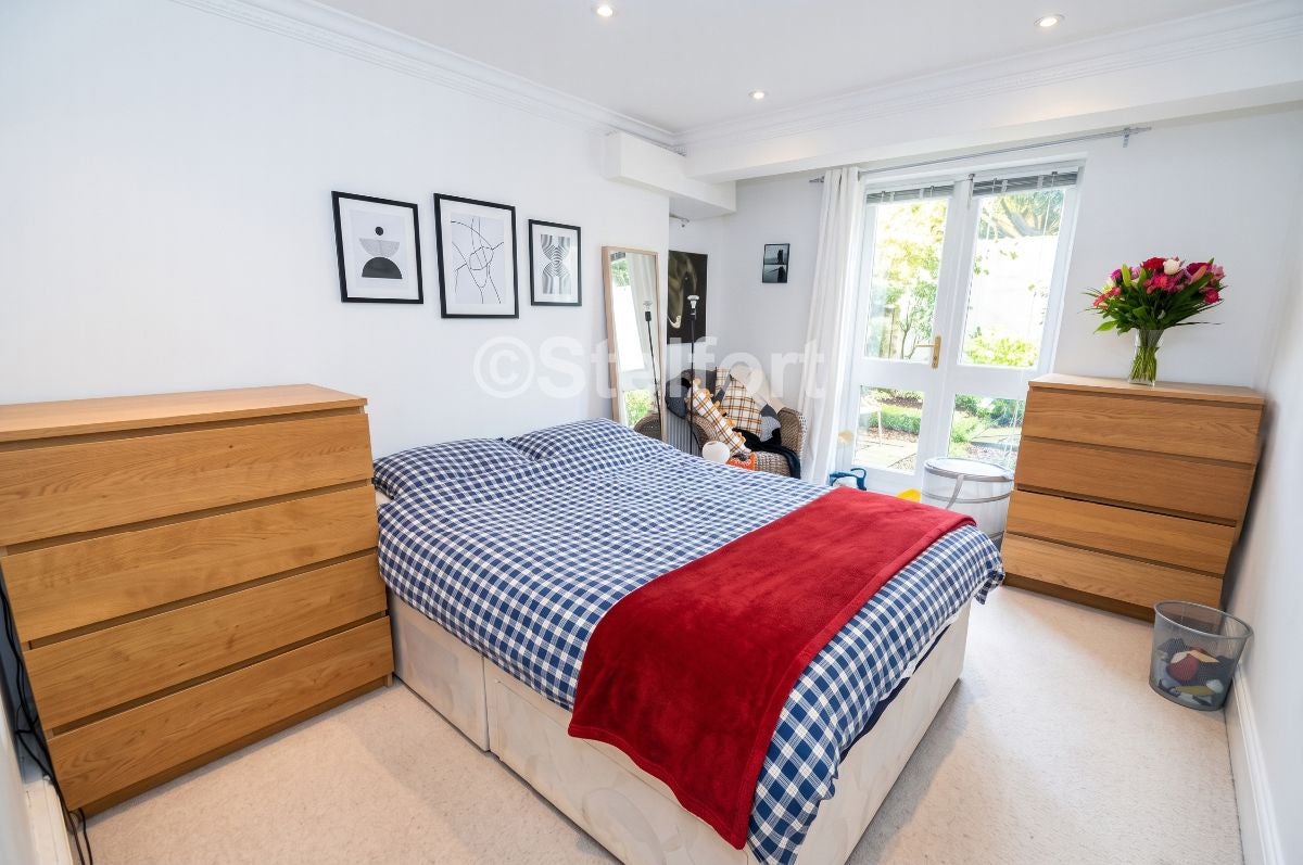 Flat Queen's Drive in Greater London