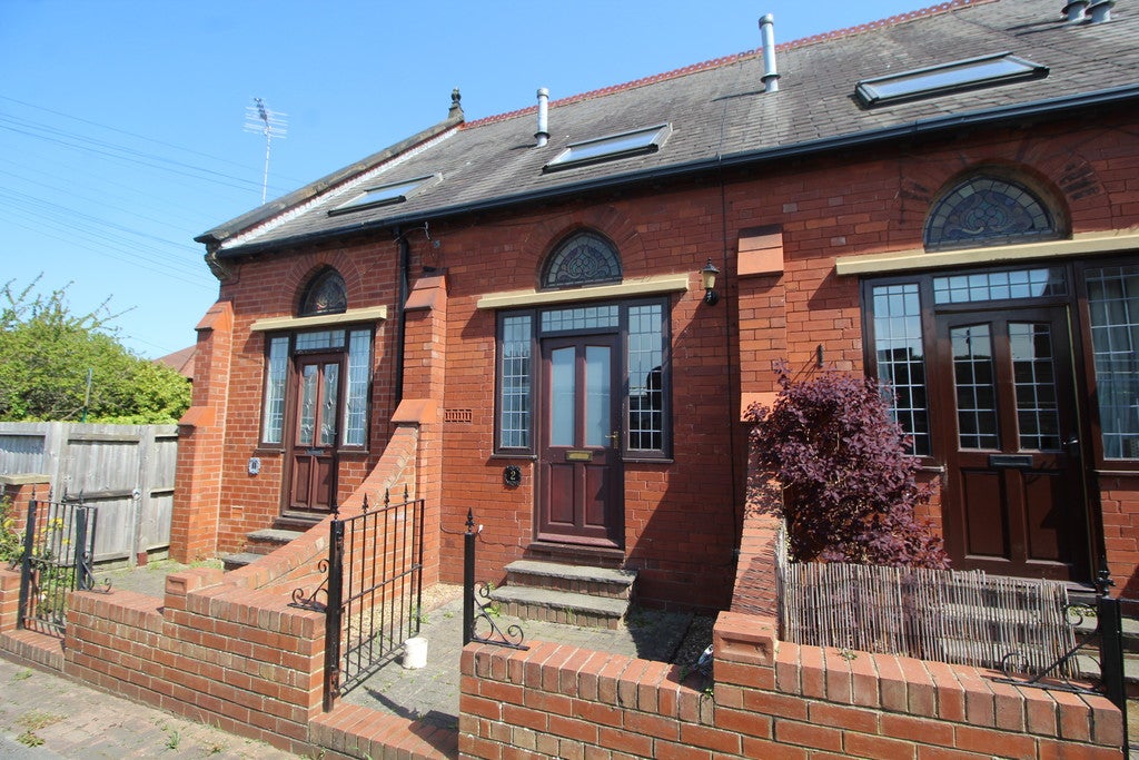 House Wesley Hall Court in Wakefield