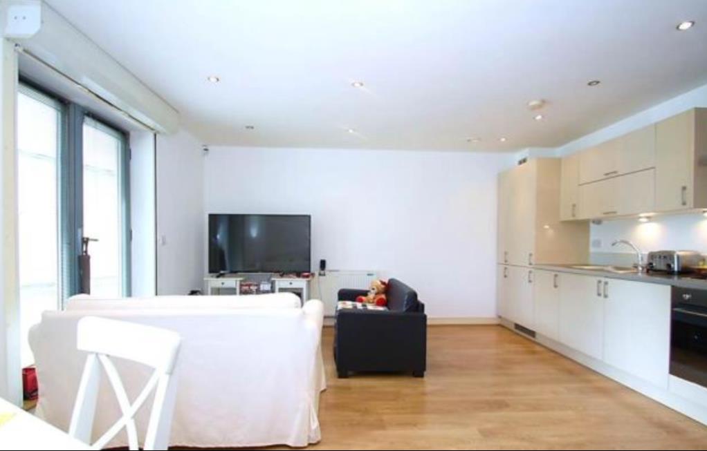 Flat Battersea Park Road in Greater London