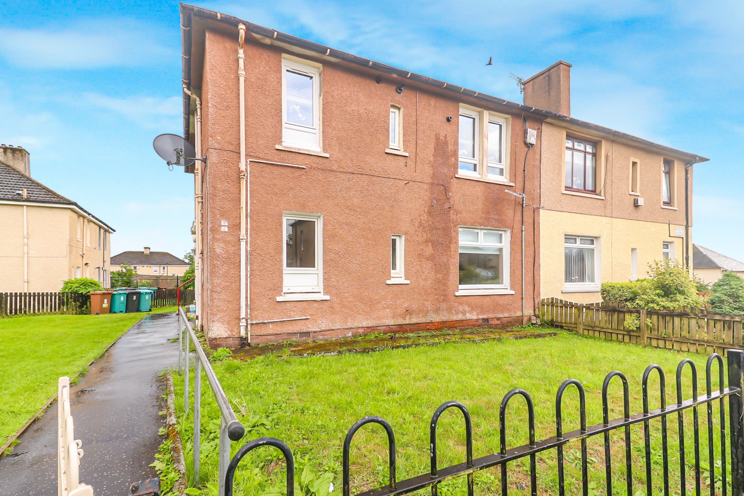 Flat Faskine Avenue in Calderbank