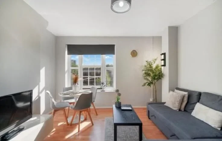 Flat Phoenix Road in Greater London