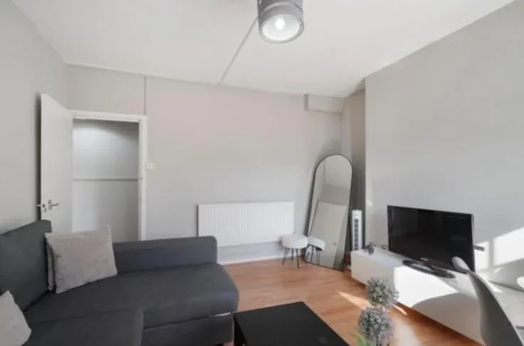 Flat Phoenix Road in Greater London