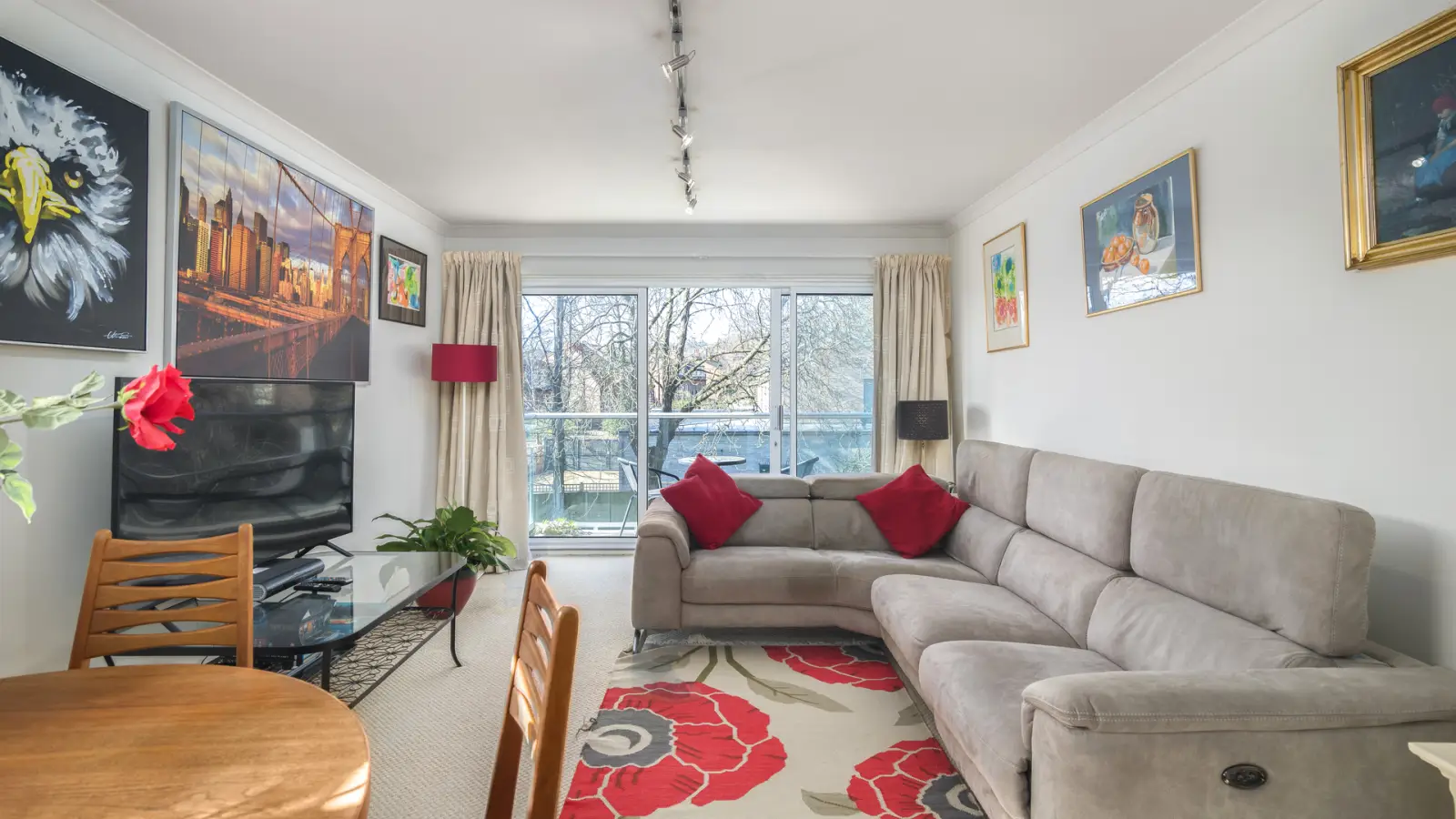 Flat Gowrie Road in Greater London
