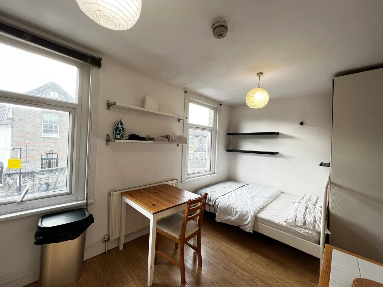 Flat Kenworthy Road in Greater London